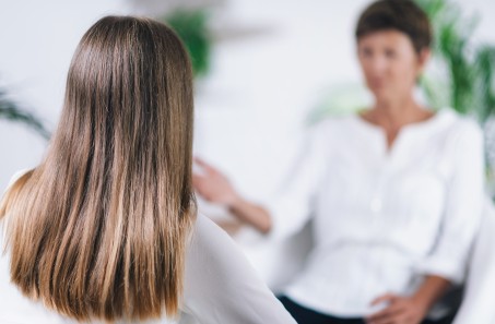 Gesprächssituation Patientin mit Therapeutin