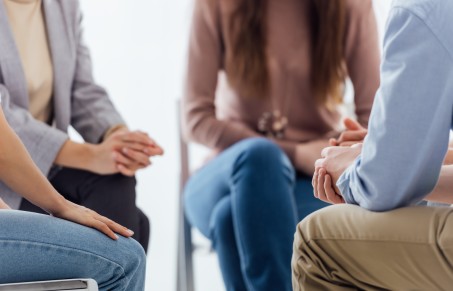 Menschen sprechen in einer Gruppe