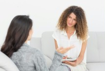 Junge Frau im Gespräch mit Therapeutin