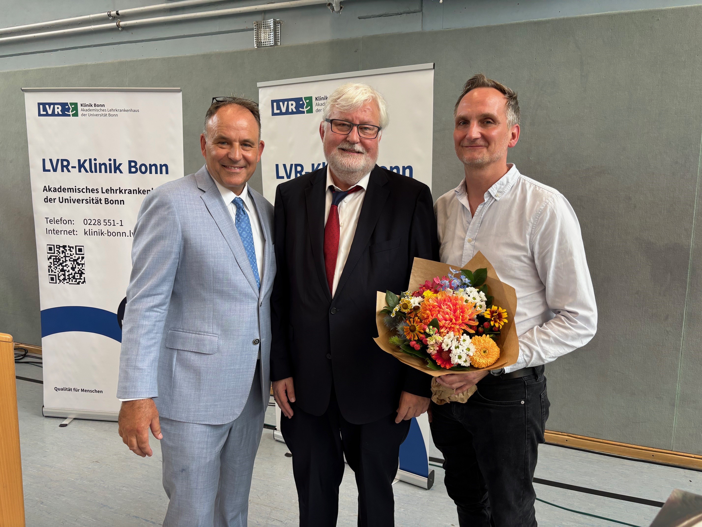 Prof. Dr. Markus Banger (m.) mit Dr. Michael Schormann (l.) und PD Dr. Daniel Huys