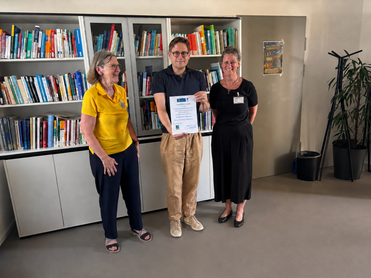Spendenübergabe mit Vertreterin des Lions Club Bonn-Venusberg, dem Chefarzt der Kinder- und Jugendpsychiatrie und der Pflegedienstleitung in einem Büro