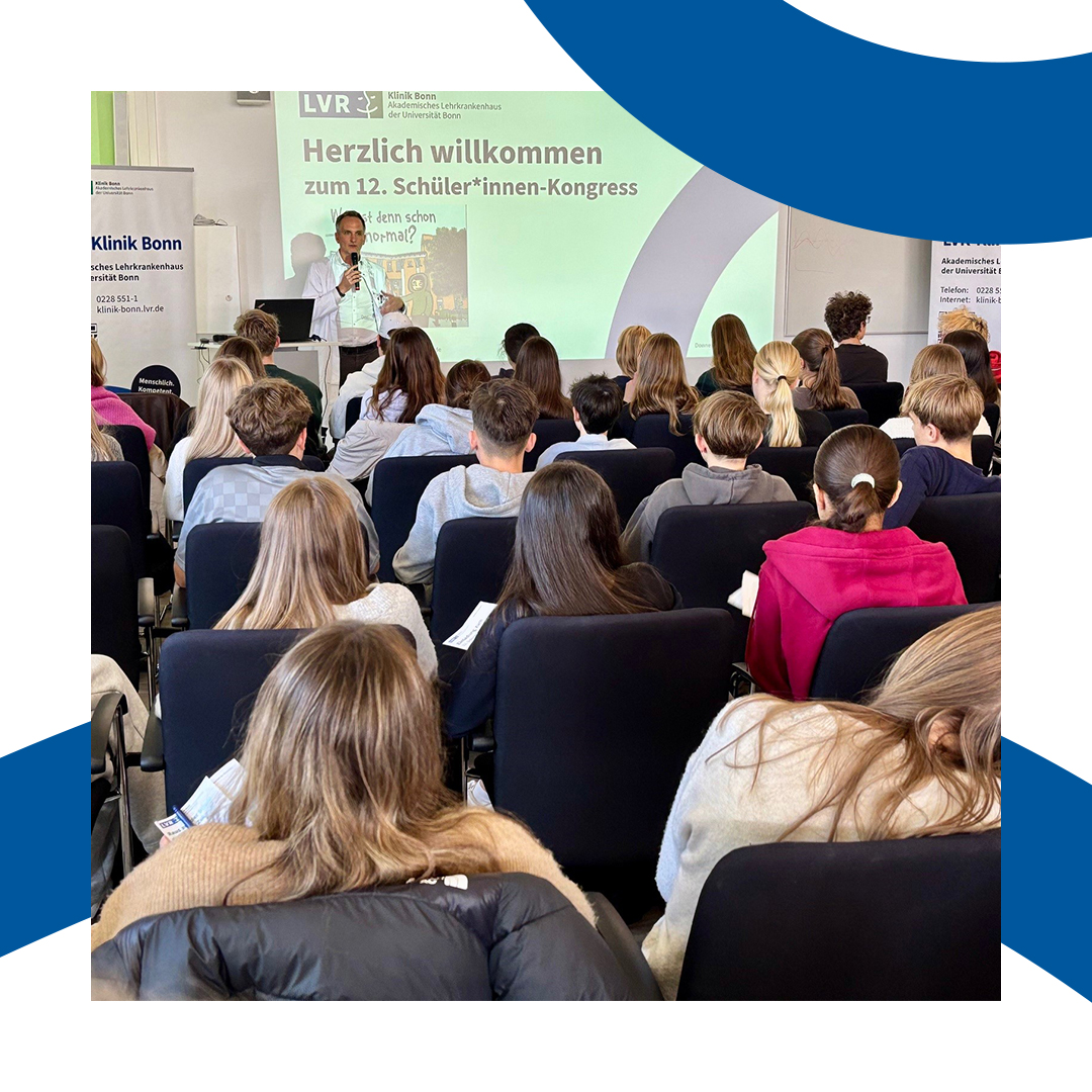 Dr. Daniel Huys, Stellvertretender Ärztlicher Direktor, begrüßt die rund 170 Schüler*innen beim 12. Schüler*innen-Kongress der LVR-Klinik Bonn.