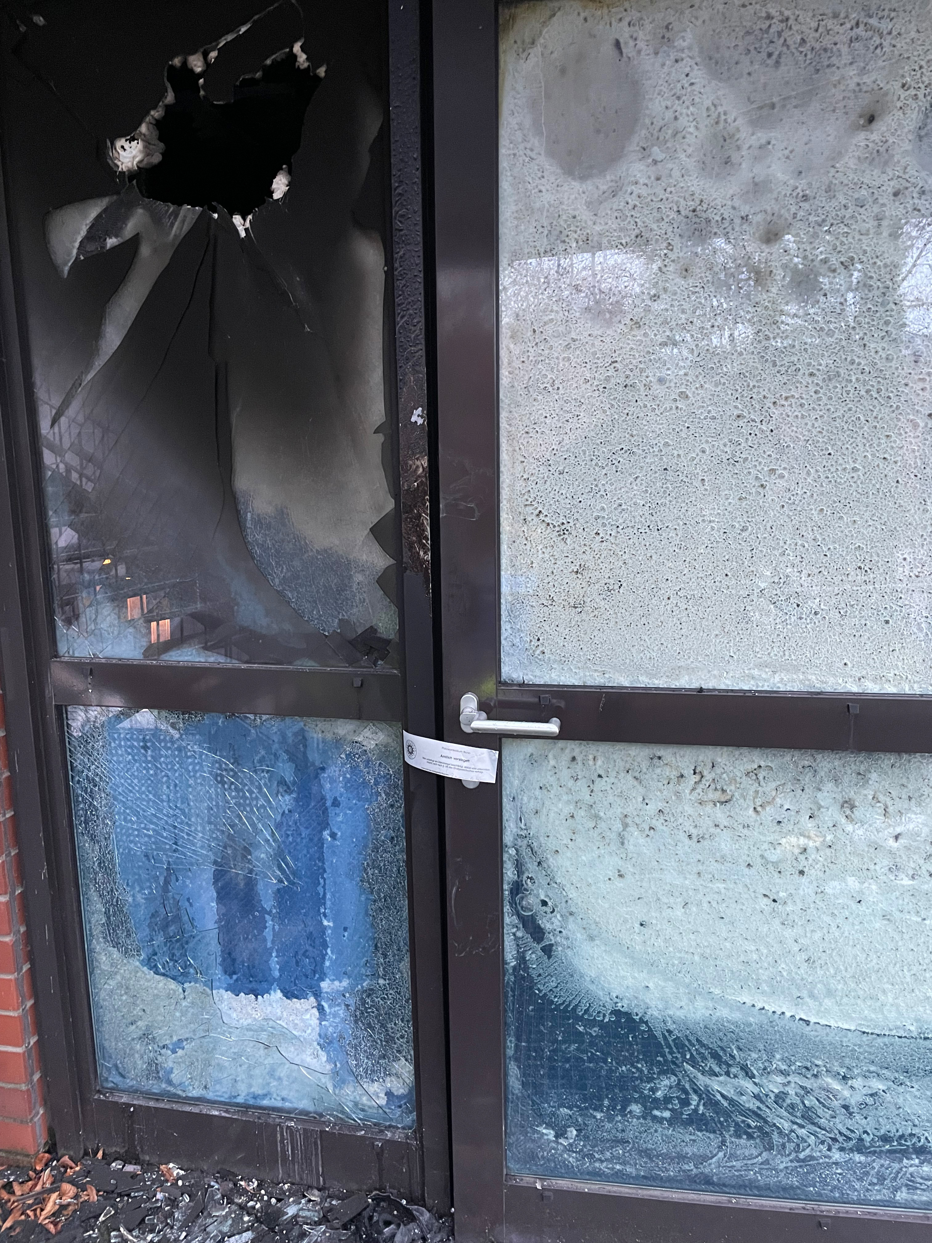 Durch einen Brand beschädigte Tür einer Station der LVR-Klinik Bonn