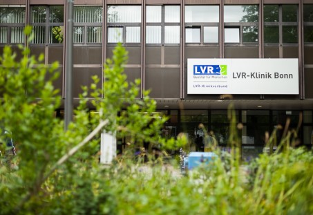 Der Eingangsbereich der LVR-Klinik Bonn