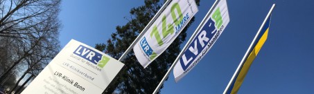 Drei Fahnen vor blauem Himmel, LVR-Fahne, 140 Jahre Jubiläum, Ukraine-Fahne