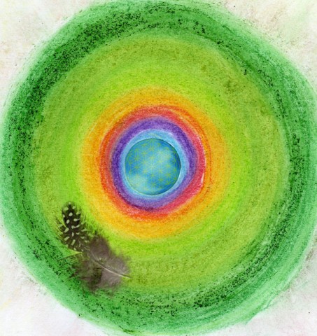 hangemalter konzentrischer Kreis, außen dunkelgrün über hellgrün zu gelb und rot bis violett in der Mitte, geschmückt von einer Feder, eine Handzeichnung quasi
