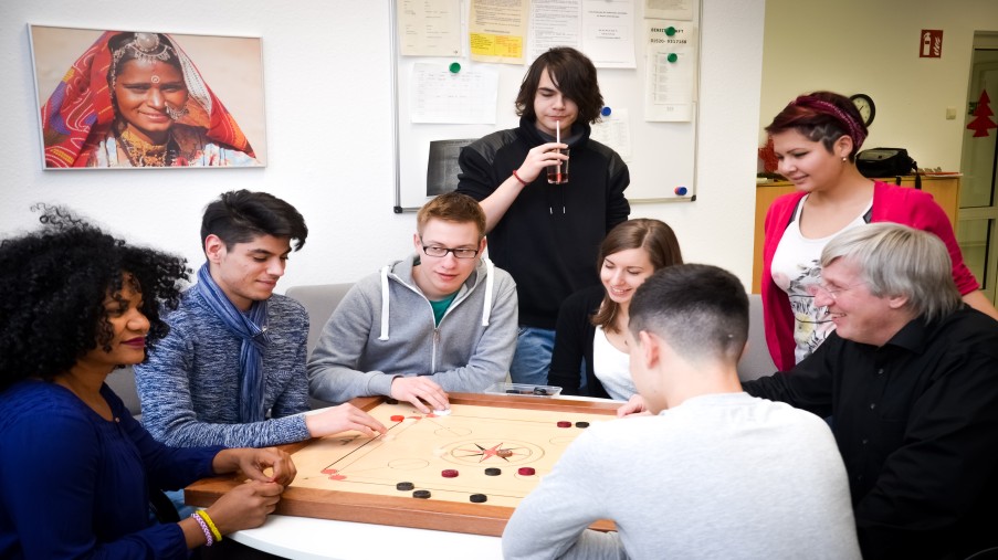 Jugendliche spielen Caroom